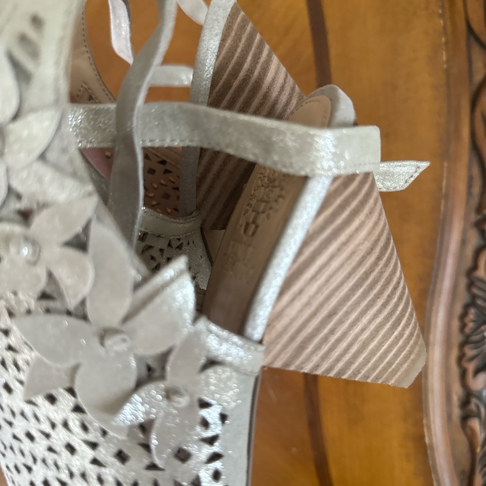 NWOB Vince Camuto Silver Gladiator Open Toe Floral Leather Heeled Boots 9.5 - Picture 4 of 5